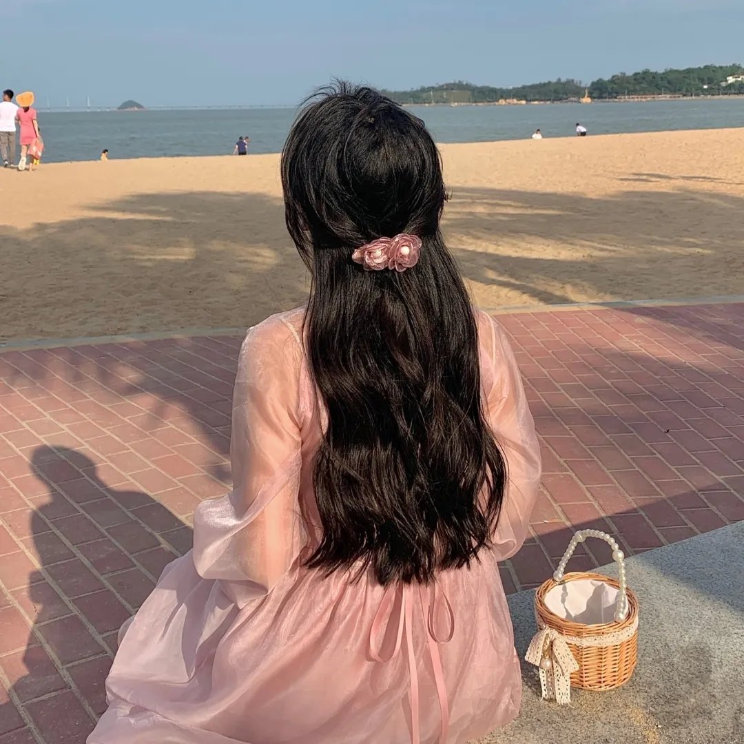 院子里的女人